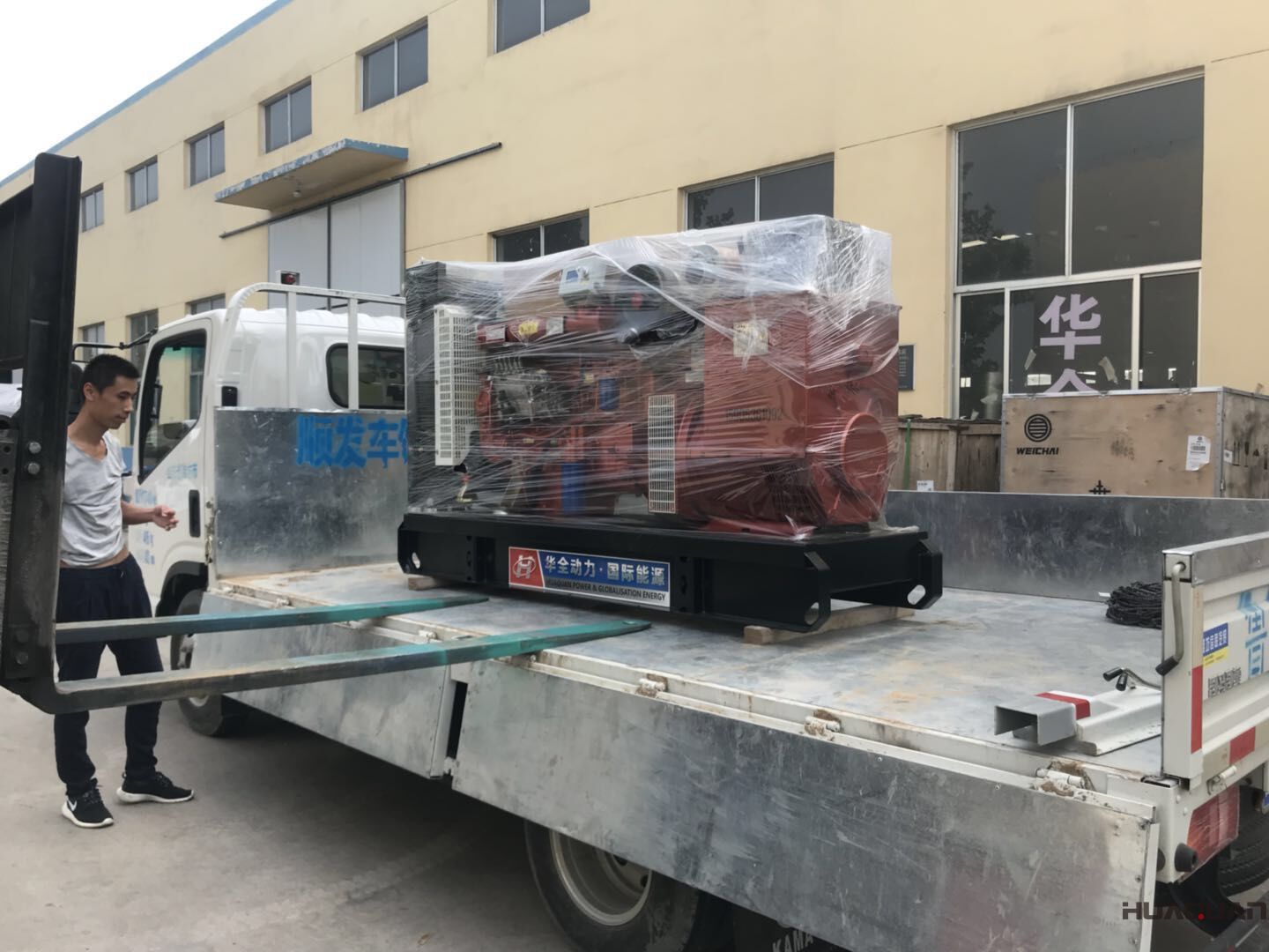 一臺100kw標(biāo)配型柴油發(fā)電機組于7月31號發(fā)往安徽