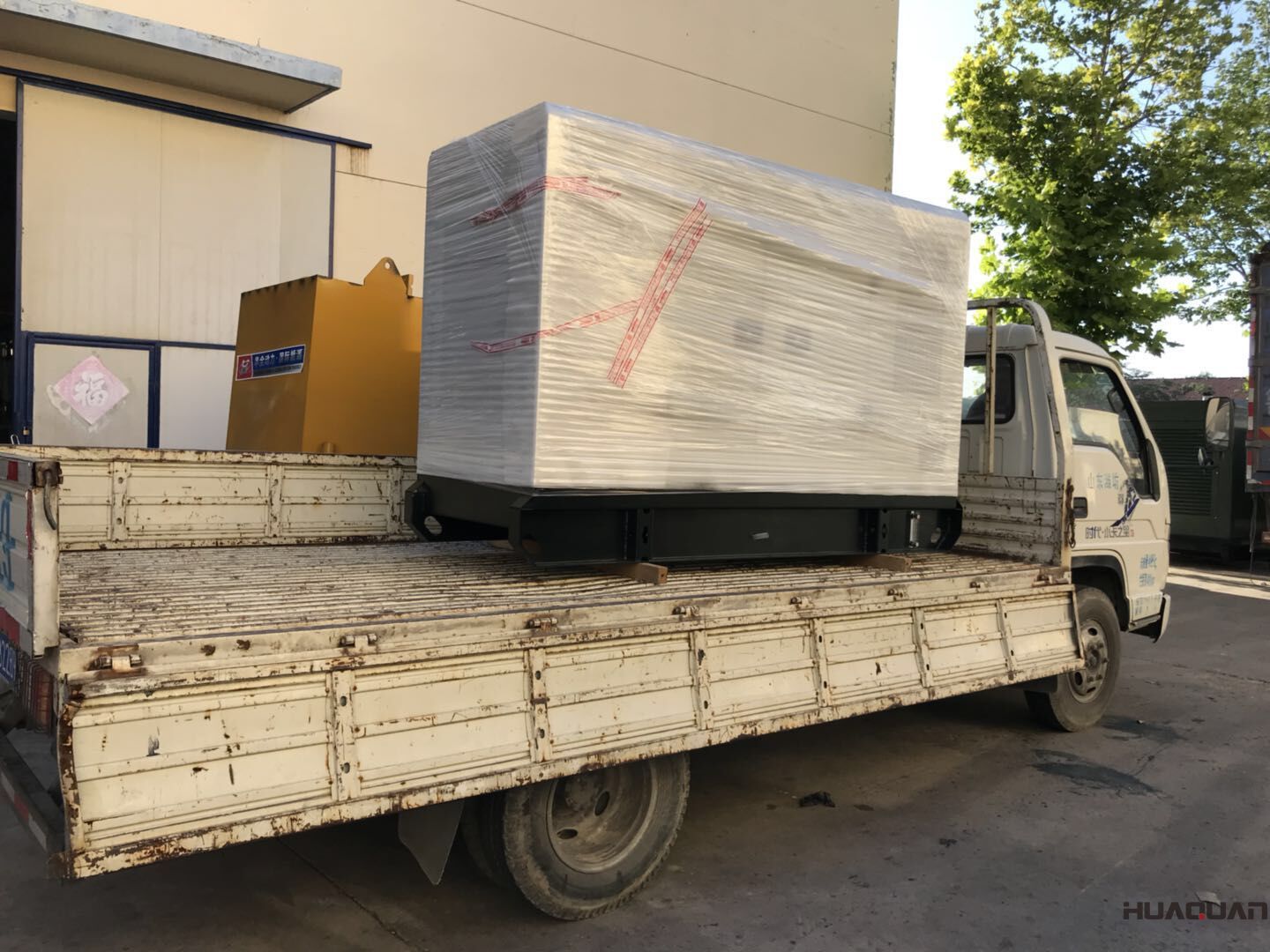 一臺50kw靜音箱柴油發(fā)電機組于8月27日順利發(fā)往昆明