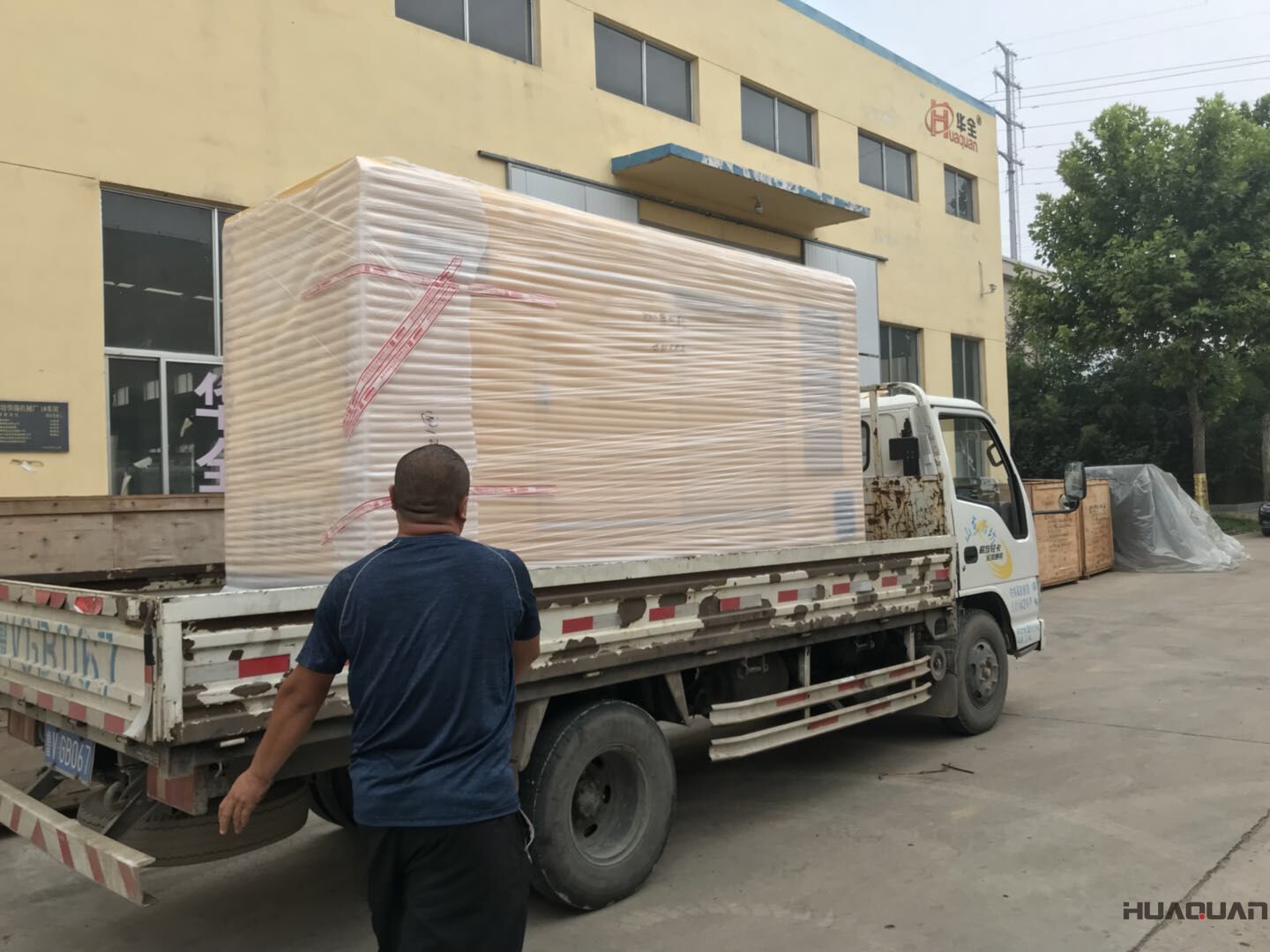 8月1日，羅先生訂制的一臺100kw移動靜音拖車柴油發(fā)電機組由華全動力順利發(fā)往山東省