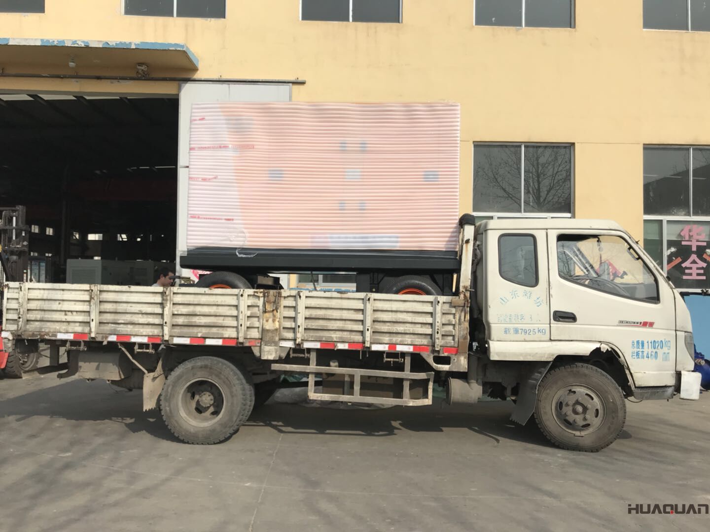 8月7日，一臺200kw防雨棚柴油發(fā)電機組從華全動力成功發(fā)往山東省