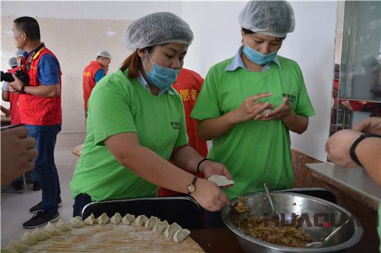 華全動力為養老院老人包水餃