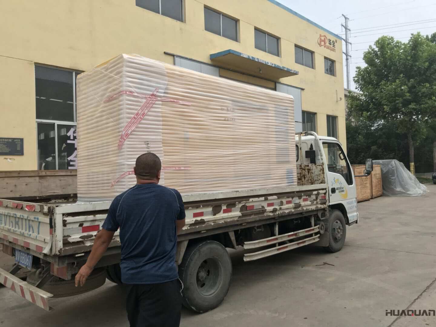 一臺(tái)20kw靜音箱型柴油發(fā)電機(jī)組于9月18日發(fā)往北京