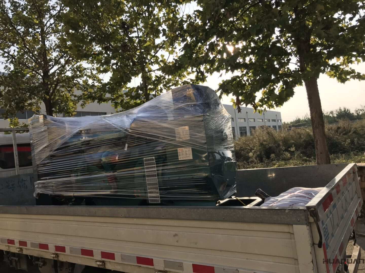 一臺(tái)100kw標(biāo)配型柴油發(fā)電機(jī)組于10月5日發(fā)往內(nèi)蒙古