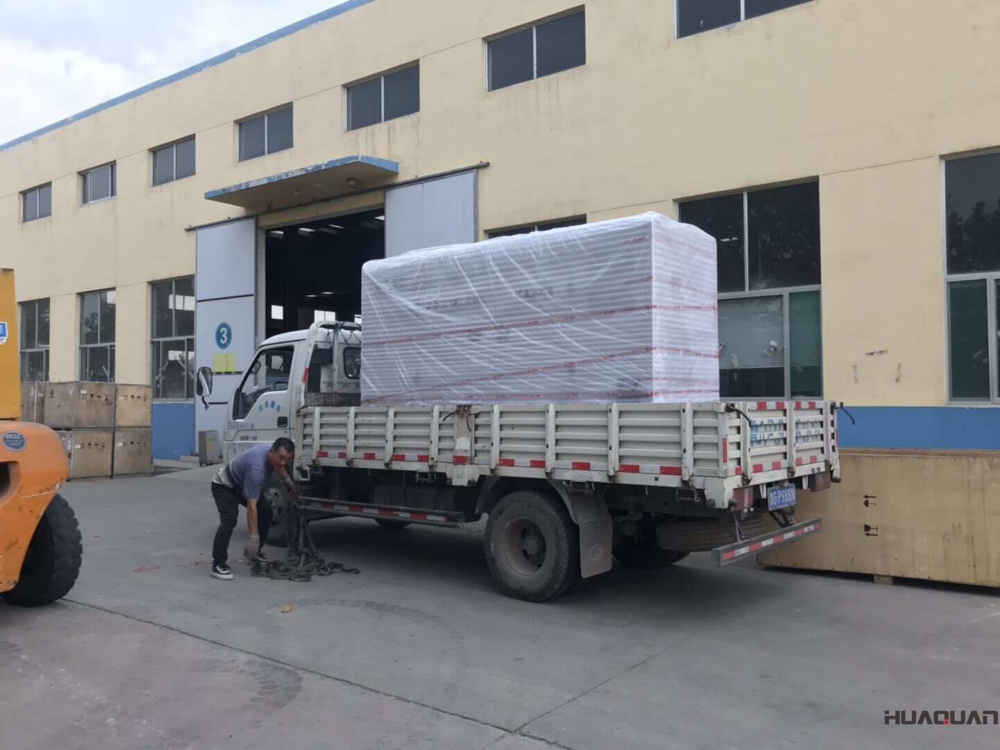 河北徐先生的800kw靜音型柴油發(fā)電機(jī)組于10月23日成功發(fā)往目的地