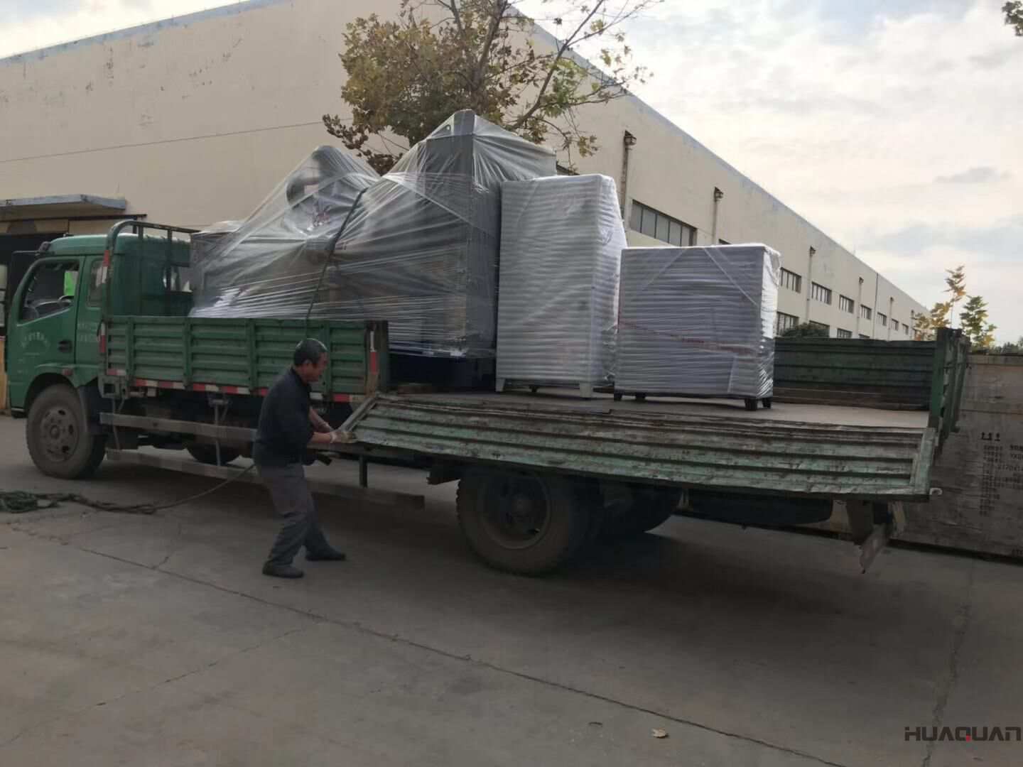 一臺400kw自動化柴油發(fā)電機(jī)組于10月31日從華全動力順利出發(fā)，現(xiàn)已成功發(fā)往山東