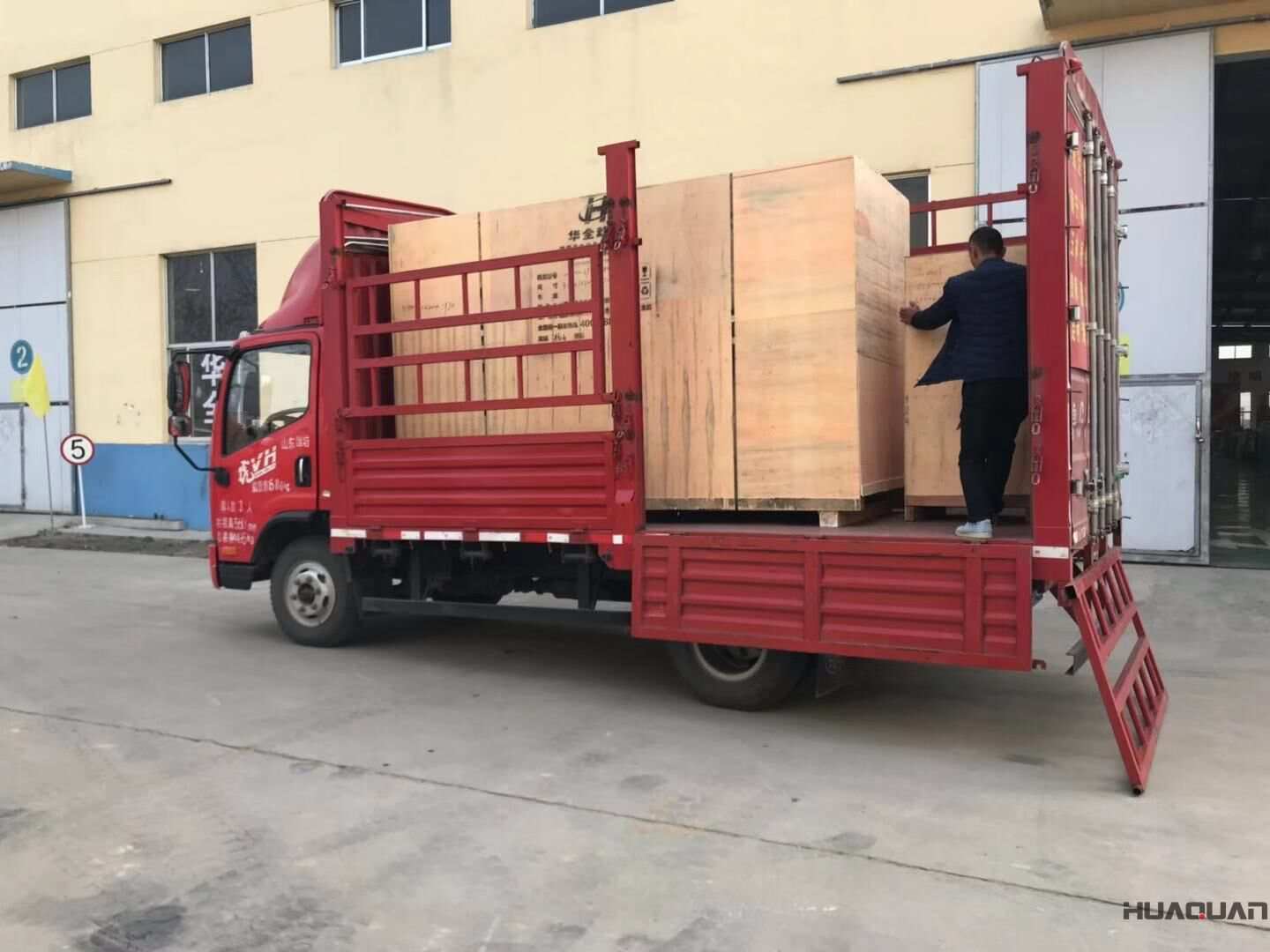 一臺(tái)300kw靜音型柴油發(fā)電機(jī)組于11月5日順利從華全動(dòng)力發(fā)往河北省