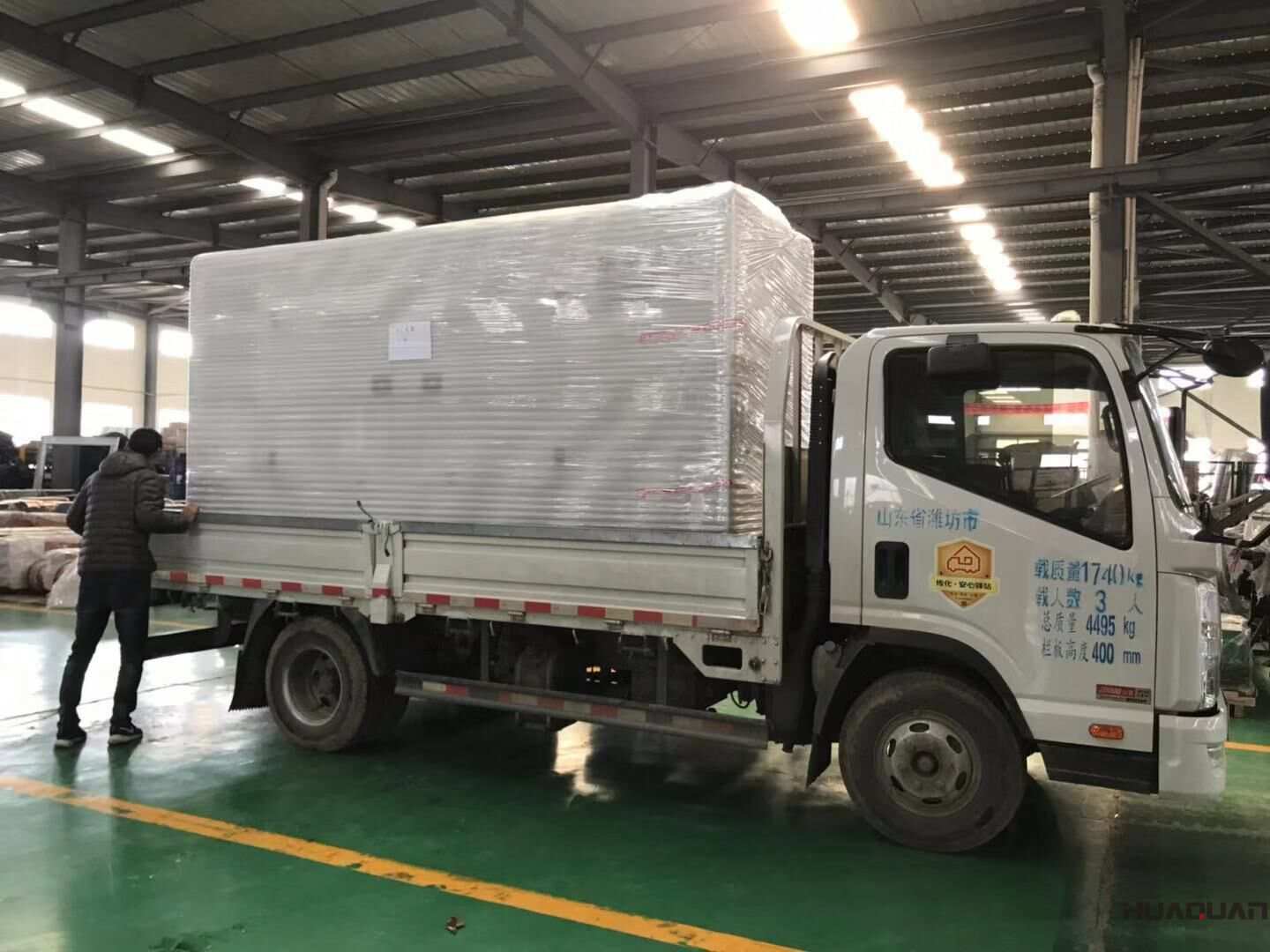 劉先生采購的一臺250kw靜音箱柴油發(fā)電機組于11月7日從華全動力順利發(fā)往四川省