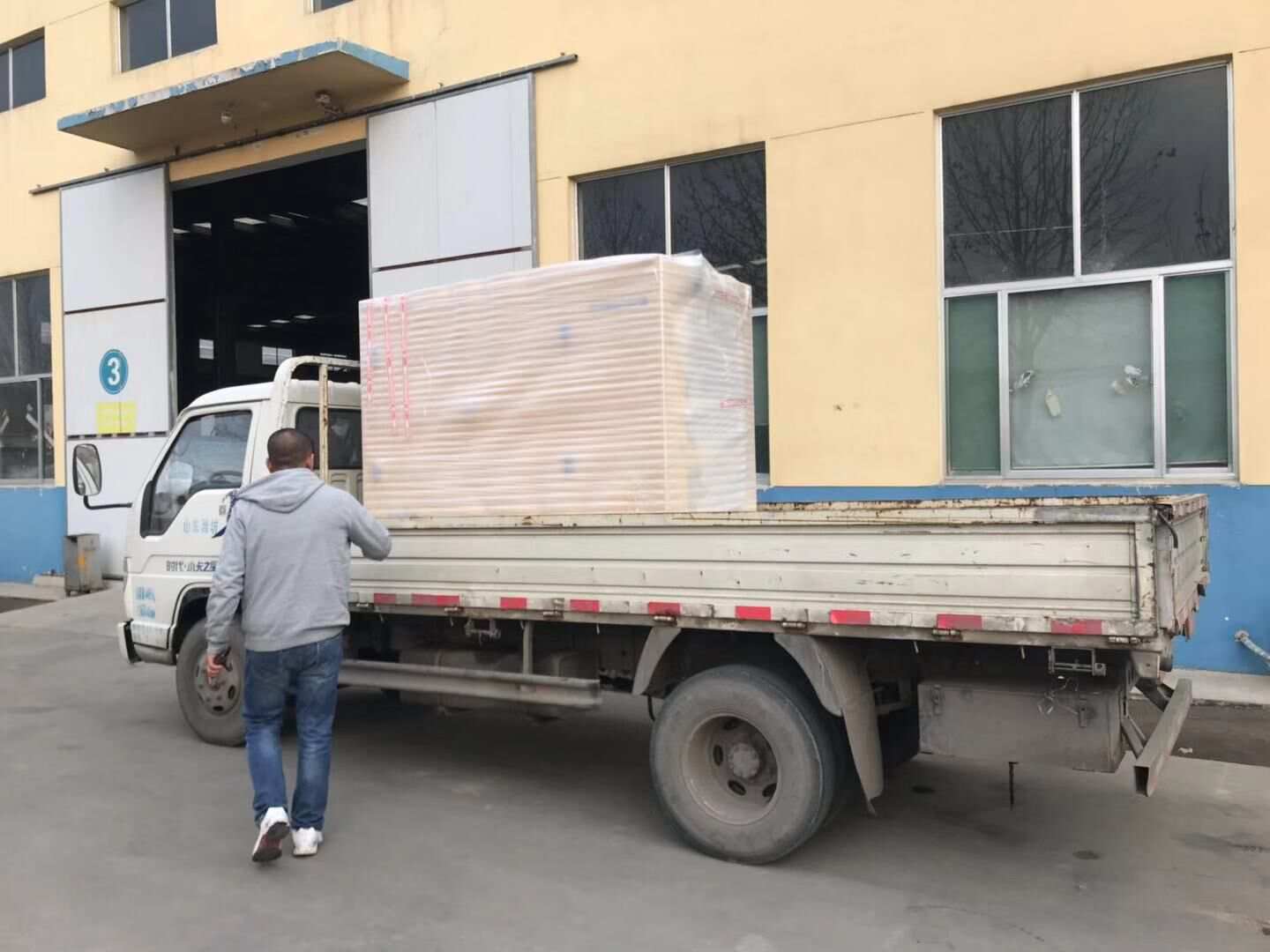 12月8日，華全動力一臺10kw立柜靜音柴油發(fā)電機(jī)組成功發(fā)往廣東省