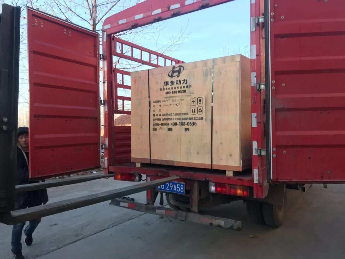 12月10日，熊先生從華全動力采購的一臺20kw標(biāo)配柴油發(fā)電機組順利發(fā)往山東省