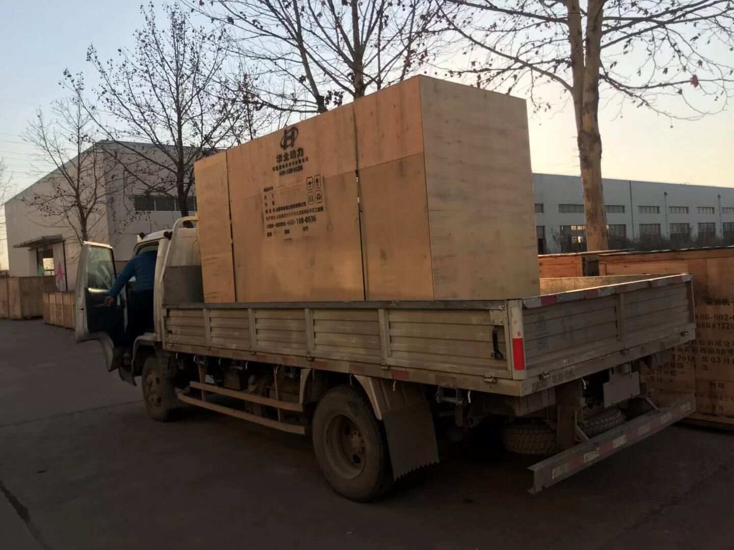 鄒先生從華全動力訂購的800kw靜音箱柴油發(fā)電機組已于12月26日順利發(fā)往山東省