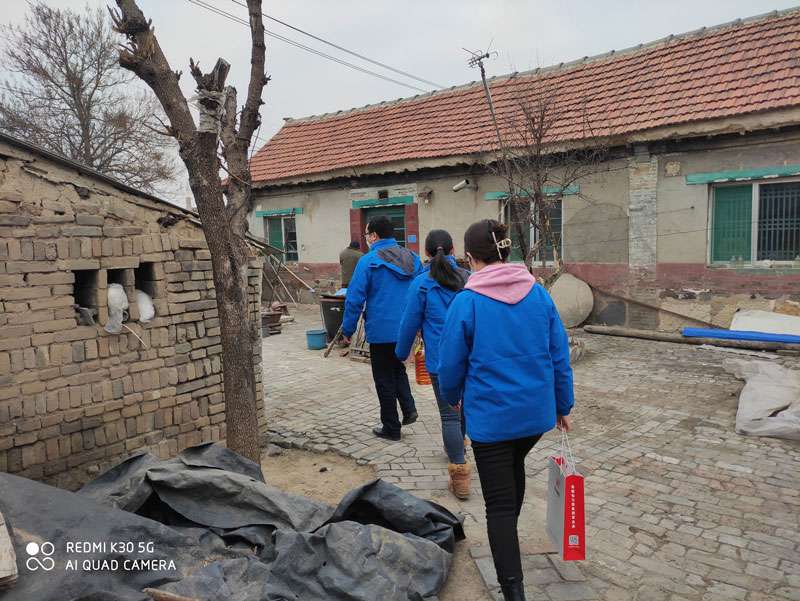 華全動(dòng)力黨支部一行向困難群眾送去花生油、大米和美酒禮盒等禮品