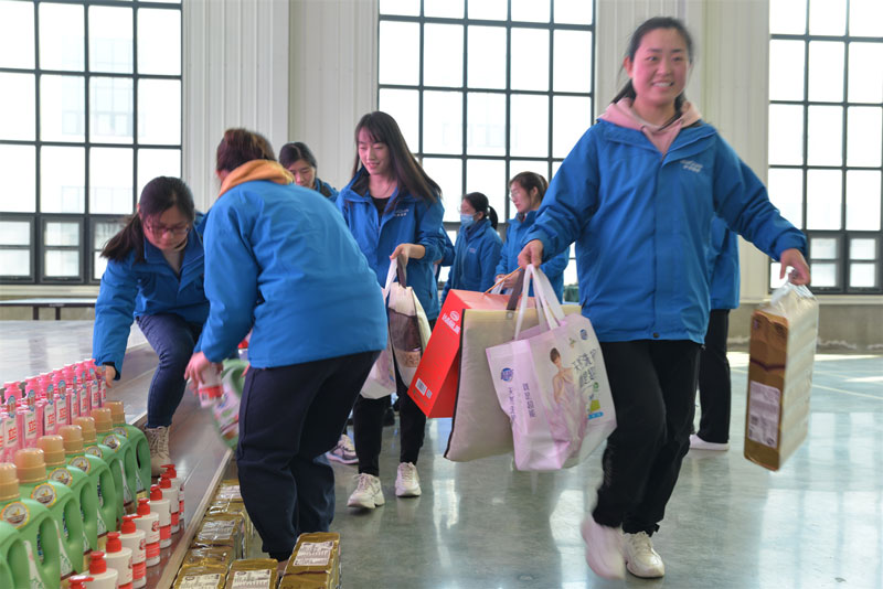 華全集團女職工領(lǐng)取三八婦女節(jié)禮物