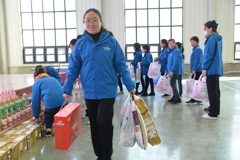 華全集團女職工領(lǐng)取三八婦女節(jié)禮物